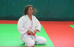 Maître Christine est en tenue, c'est parti pour une heure de judo et autres jeux qui s'en inspirent dans la joie et la bonne humeur.