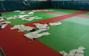 Option a: disparition subite des judokas sur intervention extra terrestre
Option b: les kimonos sèchent un peu pendant le repas